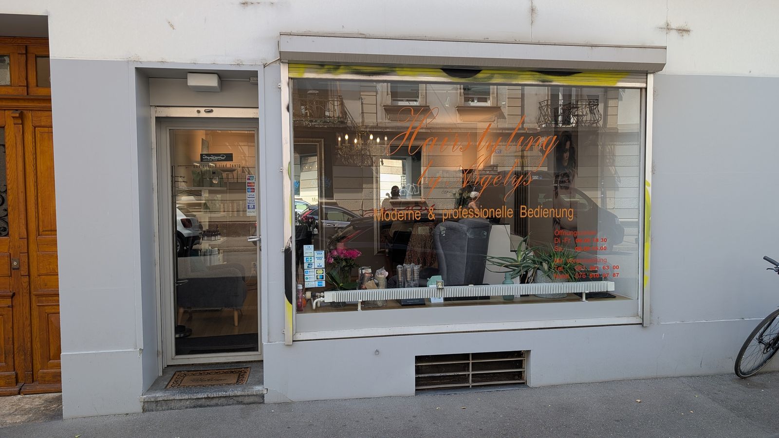 Eingang und Schaufenster des Salons an der Hochstrasse 80